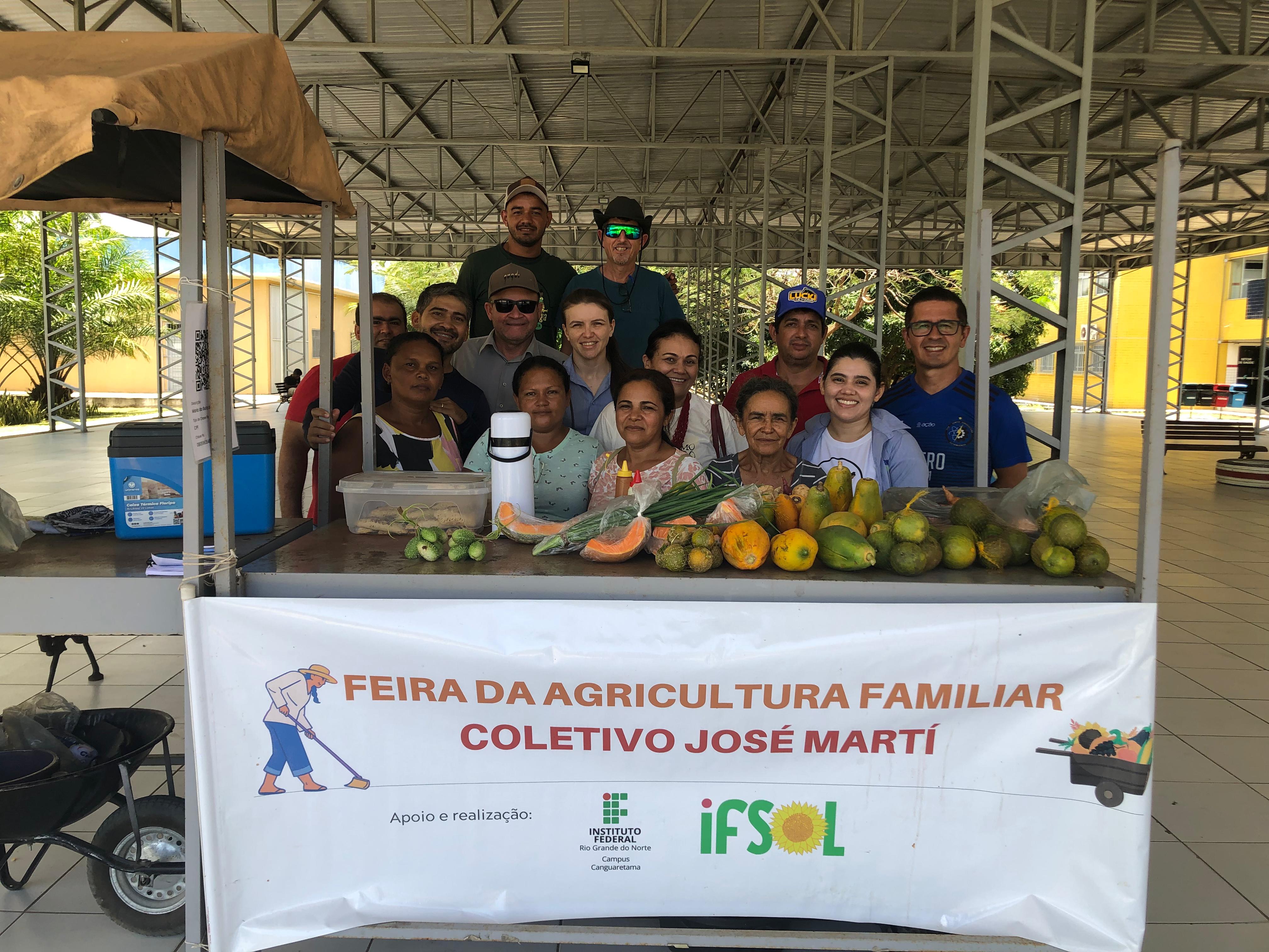 Imagem da doação de hortaliças cultivadas no LABVIVO para os integrantes do projeto IFSol da Feira
          de Agricultura Familiar Coletivo José Martí.