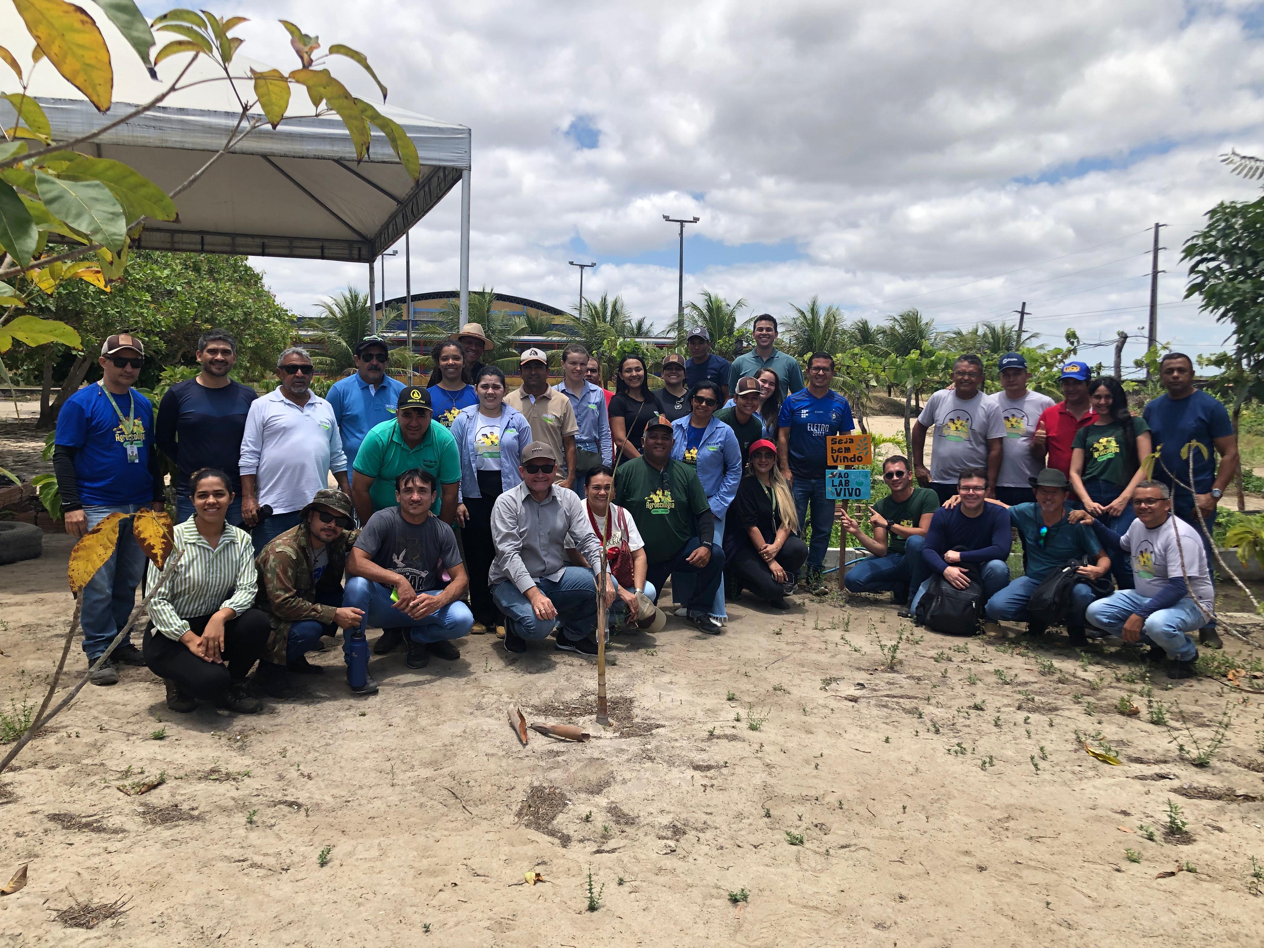 Imagem da visita dos alunos da UERN/EMBRAPA no LABVIVO